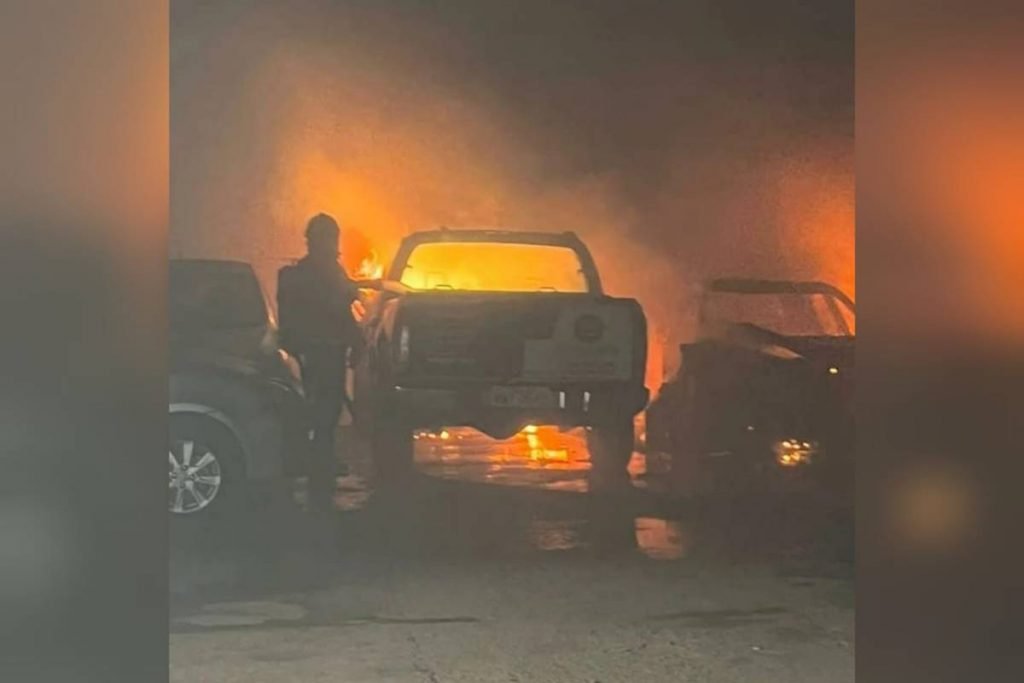 incêndio destrói carros em galpão de oficina mecânica em goiás