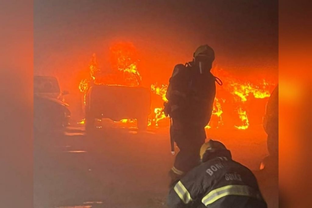 incêndio destrói carros em galpão de oficina mecânica em goiás