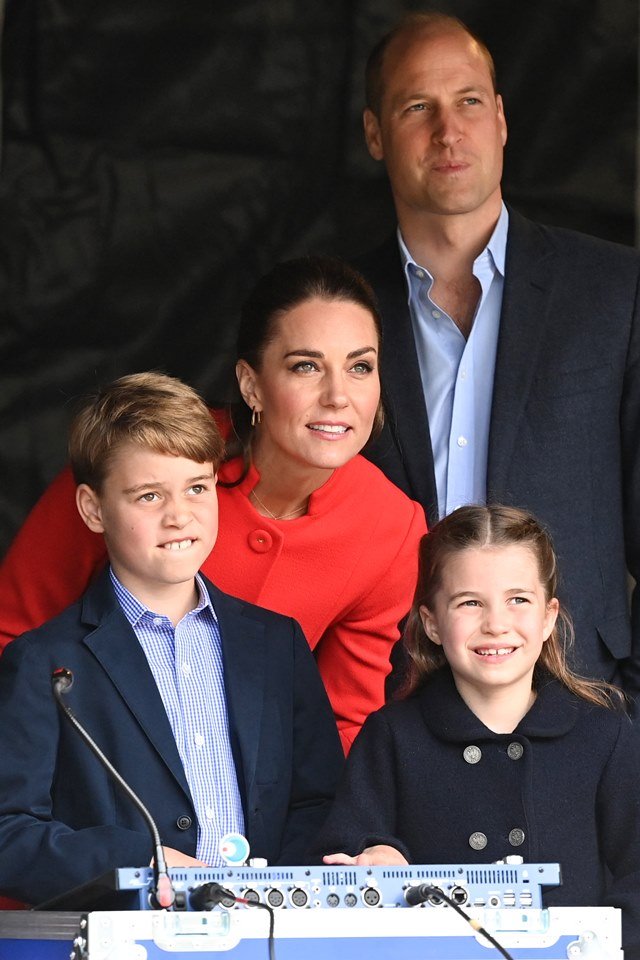 Foto colorida. Kate Middleton, príncipe William, princesa Charlotte e príncipe George