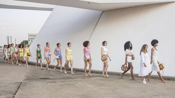 Expo Collections Brasília modelo em uma linha desfilando peça s