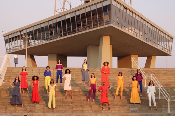 Modeli Expo Collections Brasília, ki stojijo pred televizijskim stolpom s pisanimi oblačili