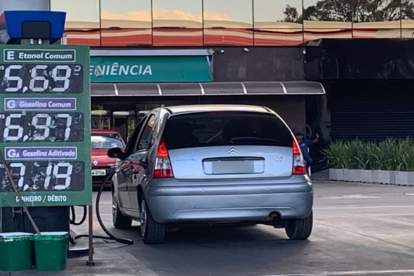 carro abastece, na placa, gasolina a R$ 6,97