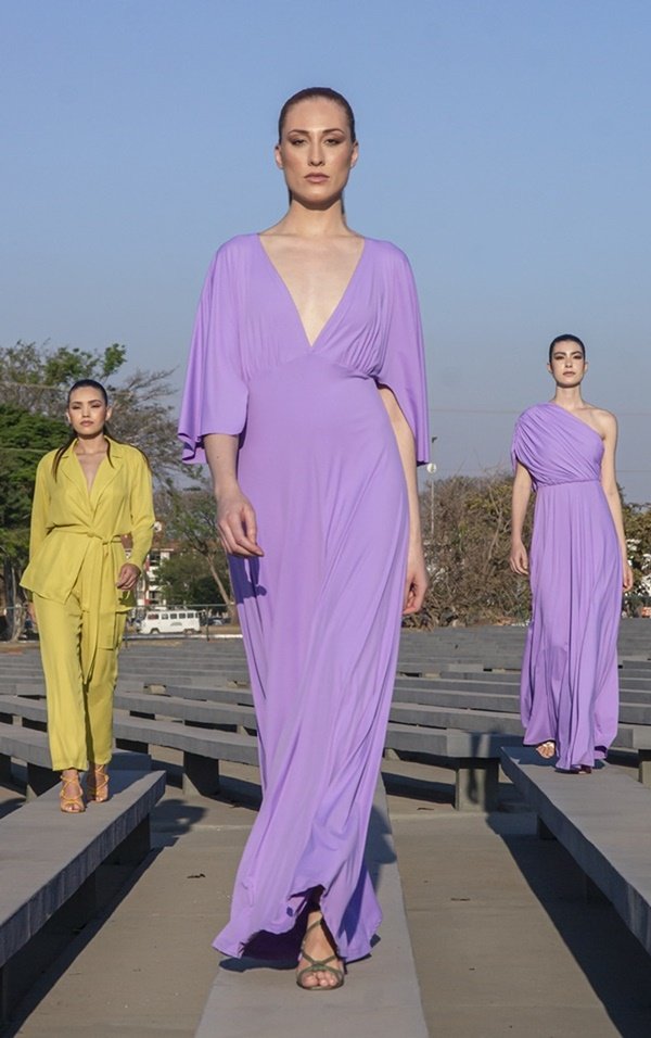 Expo Collections Brasília Modelos usam vestidos lilás