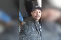 homem de jaqueta e boné
