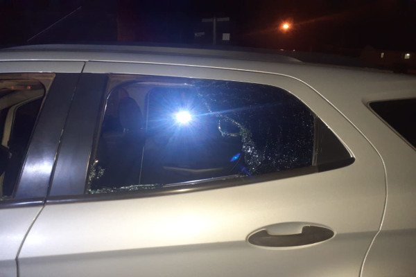 vidro quebrado de carro com luz pela janela