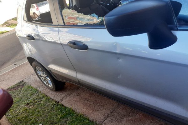 lateral direita de carro com vidros quebrados