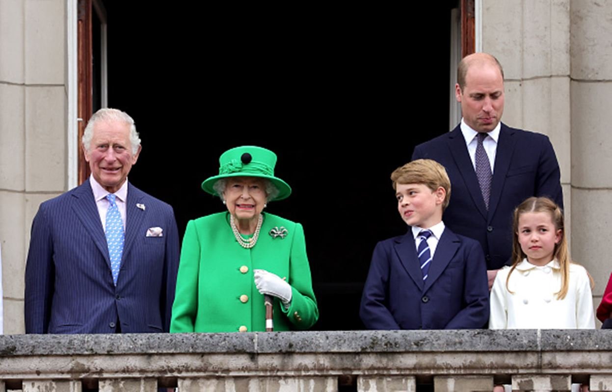 Rainha Elizabeth, príncipe Charles, George, William e princesa Charlotte