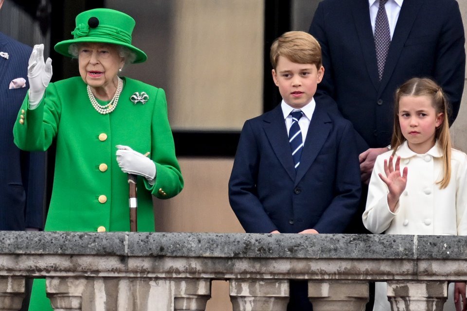 Foto colorida.  Rainha Elizabeth, príncipe George e princesa Charlotte