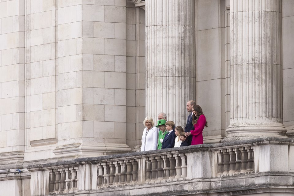 Foto colorida. Varanda do Palácio de Buckingham
