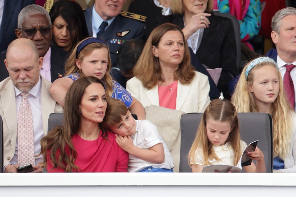 Foto colorida.  Kate Middleton com o príncipe Louis ea princesa Charlotte