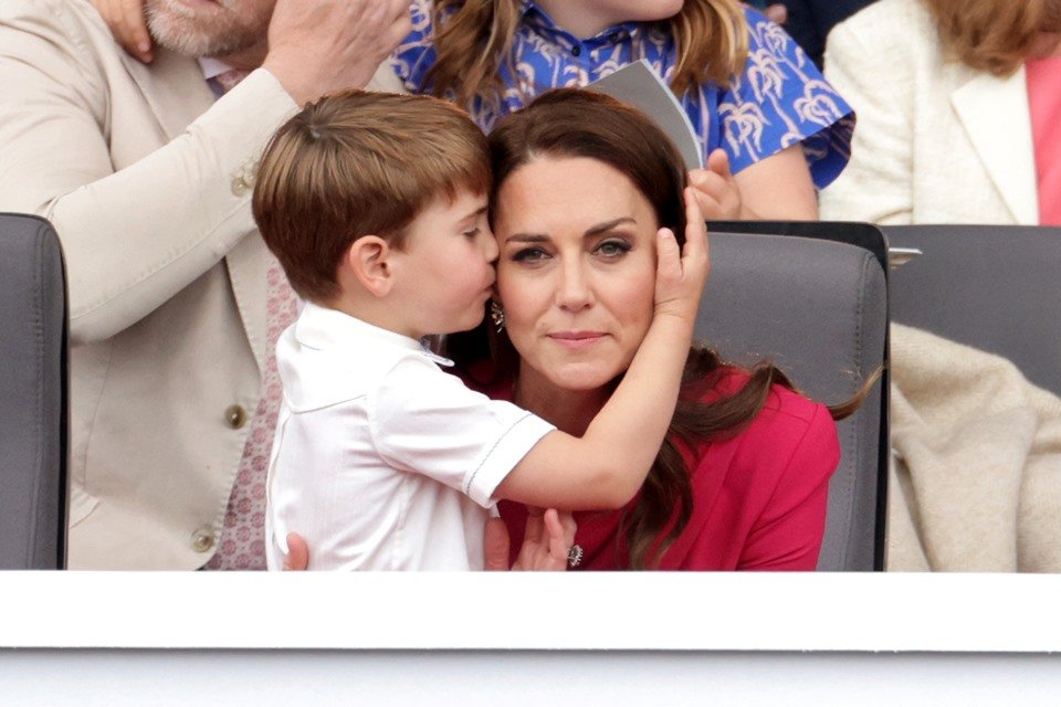 Foto colorida. Kate Middleton é mãe do príncipe Louis
