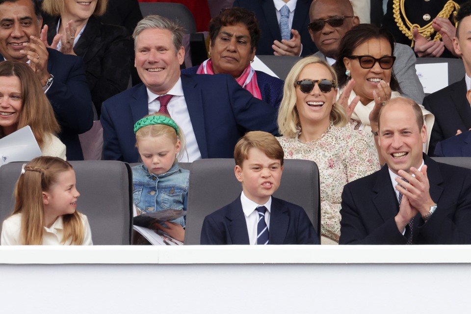 Foto colorida. Príncipe Louis, princesa Charlotte e príncipe George