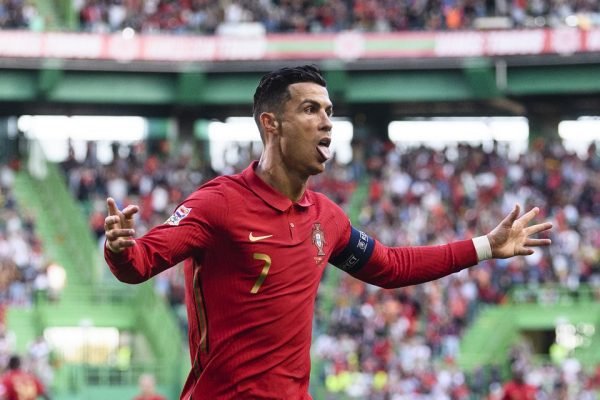 Com três de Ronaldo, Portugal e Espanha empatam na estreia de