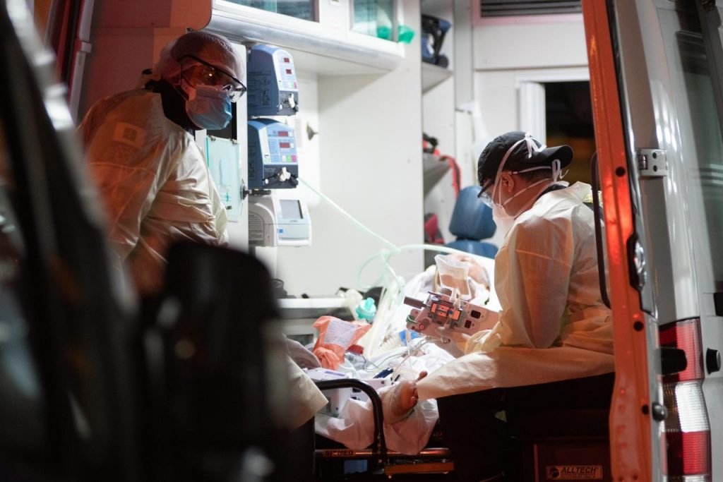 profissionais de saúde no atendimento ao paciente no hospital hran coronavirus
