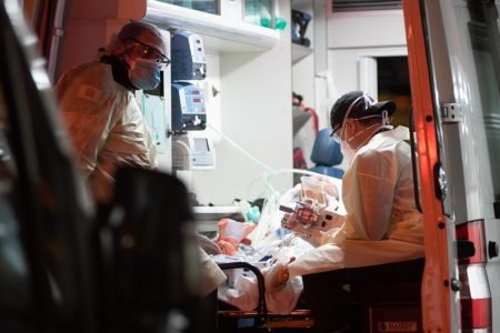 funcionarios da saude em atendimento a pacientes no hospital hran coronavirus