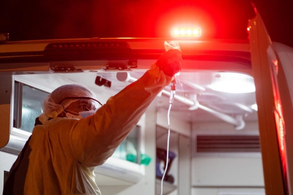 funcionarios da saude em atendimento a pacientes no hospital hran coronavirus