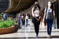 Pessoas caminhando em corredor