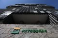 Ações da Petrobras operam estáveis após confirmação de interino