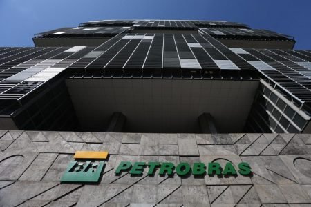 O Conselho da Petrobras decidirá em breve sobre a política de preços dos combustíveis .