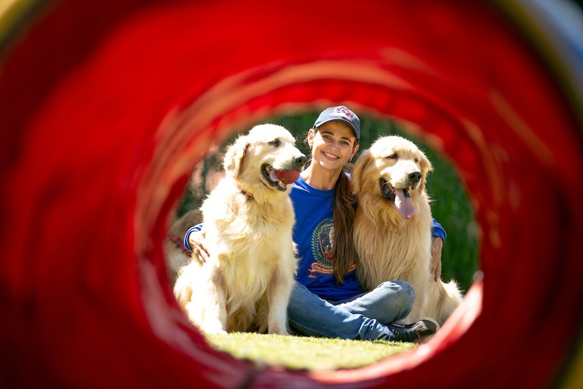 imagem colorida mulher com dois cachorros
