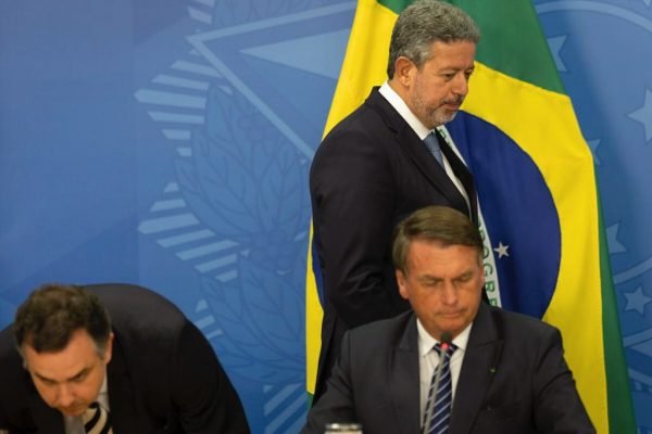 O presidente Jair Bolsonaro acompanhado dos presidentes do Senado, Rodrigo Pacheco, da Câmara dos Deputados, Arthur Lira