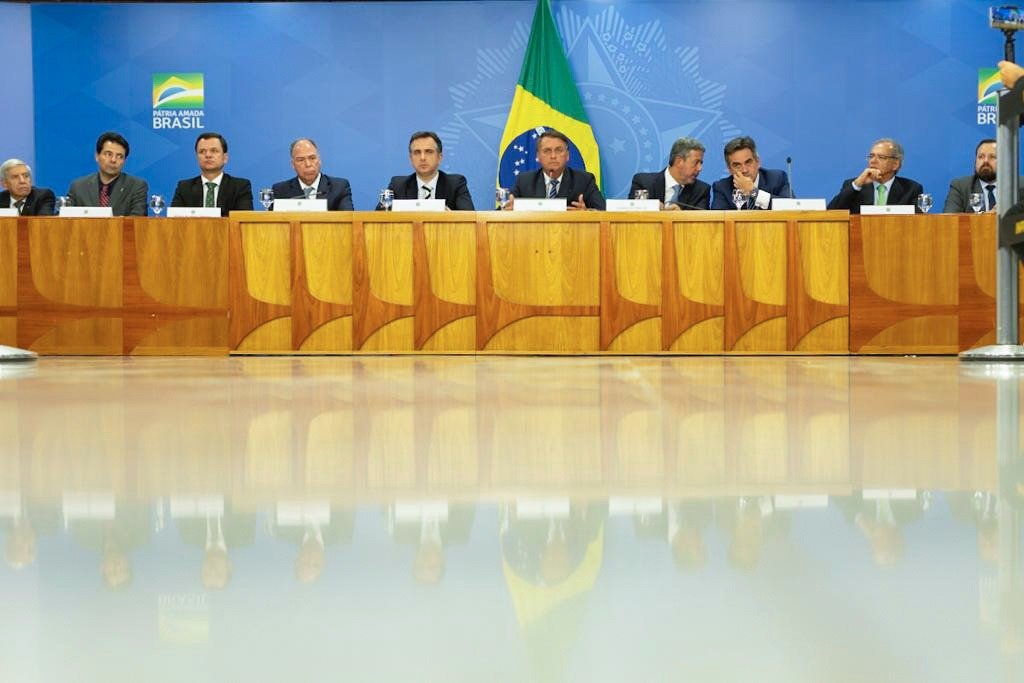 Presidente Jair Bolsonaro e autoridades durante coletiva de imprensa
