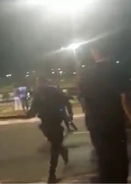 policial usando cassetete