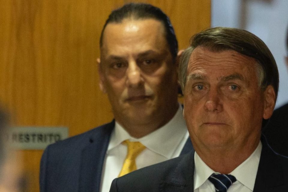Presidente da República, Jair Bolsonaro, e o advogado Frederick Wassef durante coletiva coletiva sobre combustíveis no palacio planalto 2