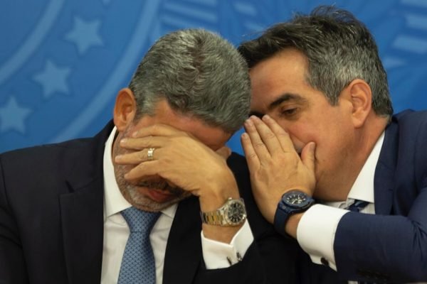 Ciro Nogueira, ministro da Casa Civil e Arthur Lira conversam no ouvido durante concederá coletiva sobre combustíveis no palacio planalto