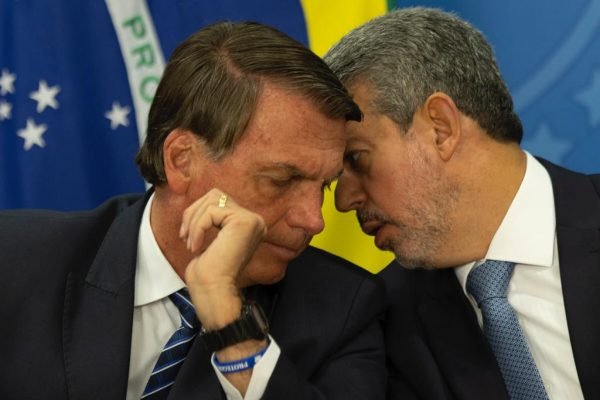 Arthur Lira da Câmara conversam com Jair Bolsonaro durante coletiva sobre combustíveis no palacio planalto