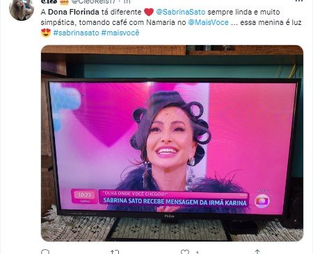 Sabrina usa bobs no cabelo no Mais Você e leva dona florinda aos TTs
