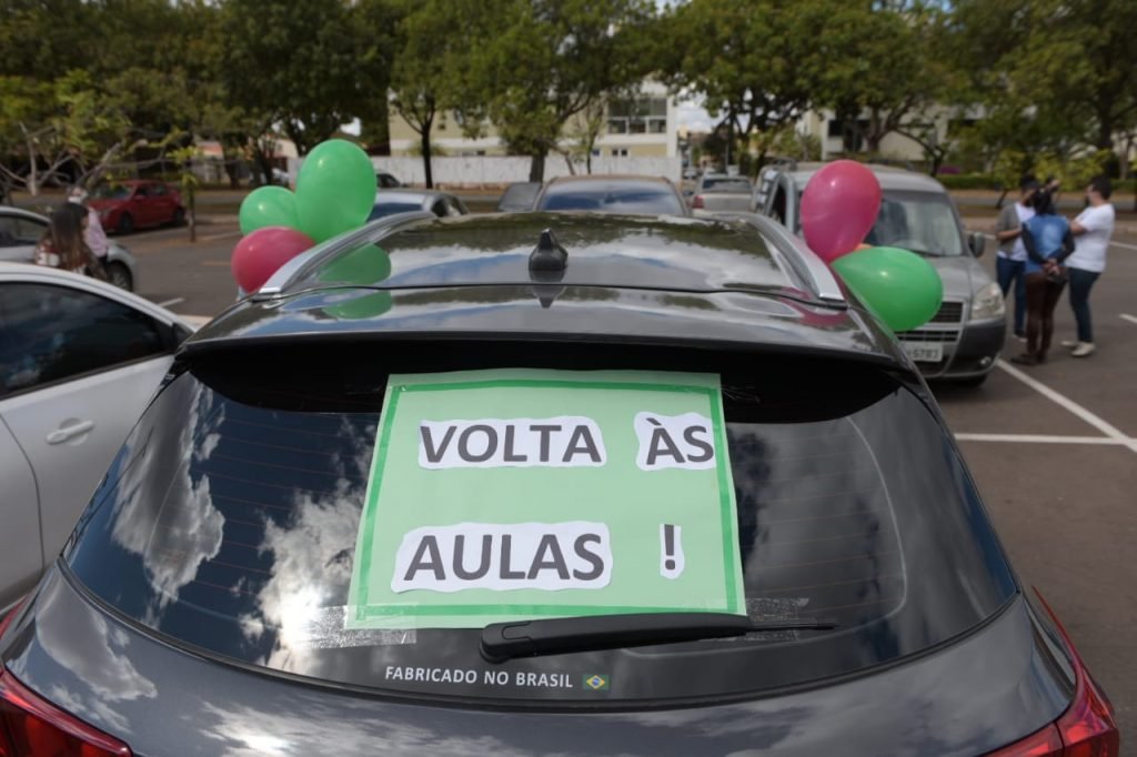 Concentracão da carreata de professores e alunos de escola infantil a favor de volta as aulas presenciais.