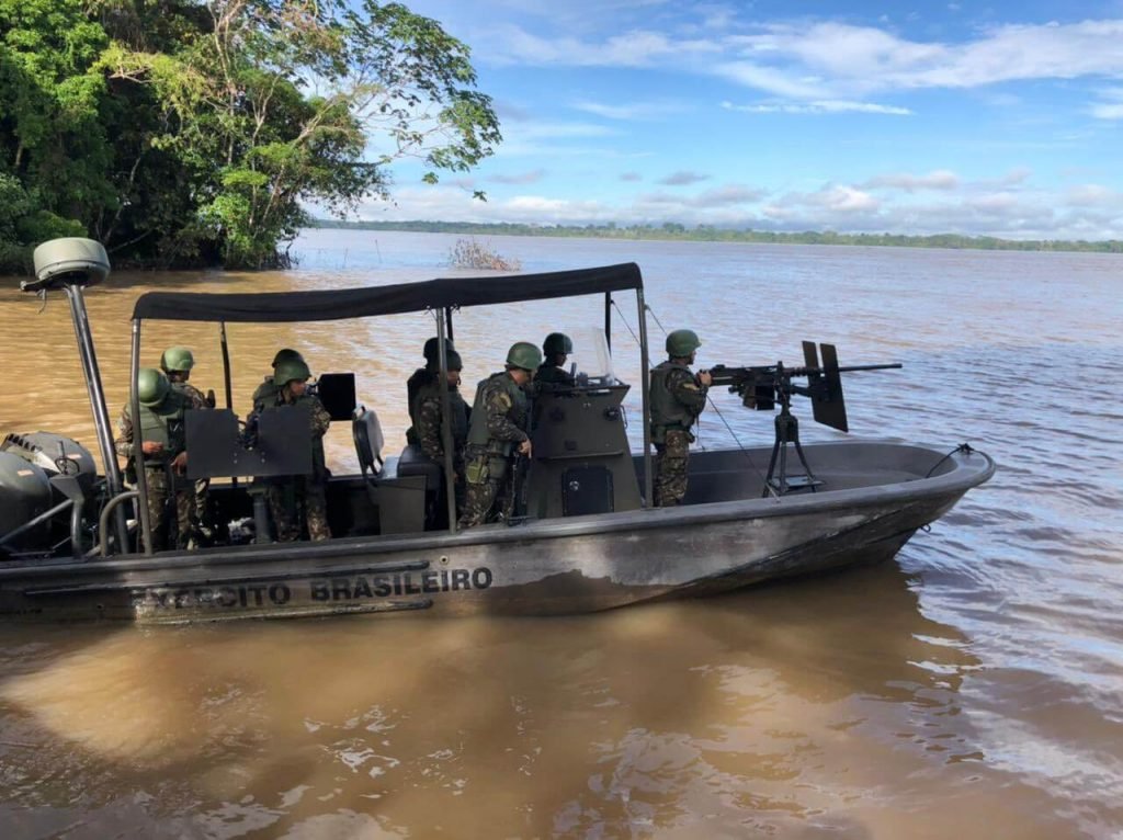 Militares em barco durante buscas no AM
