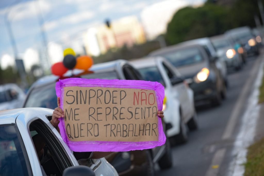 carreata de professores e alunos de escola infantil a favor de volta as aulas presenciais