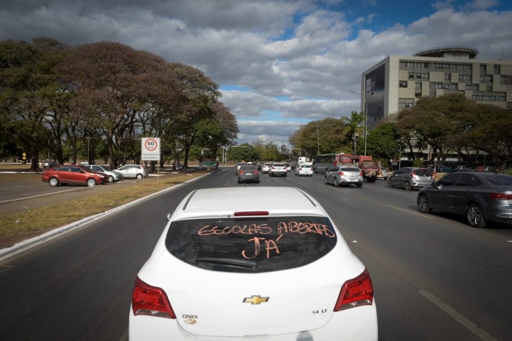 carreata de professores e alunos de escola infantil a favor de volta as aulas presenciais