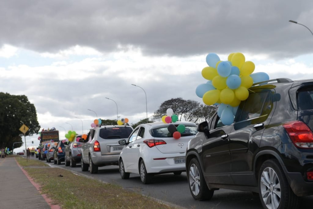 Carreata de professores e alunos de escola infantil a favor de volta as aulas presenciais