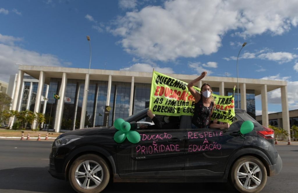 carreata de professores e alunos de escola infantil a favor de volta as aulas presenciais