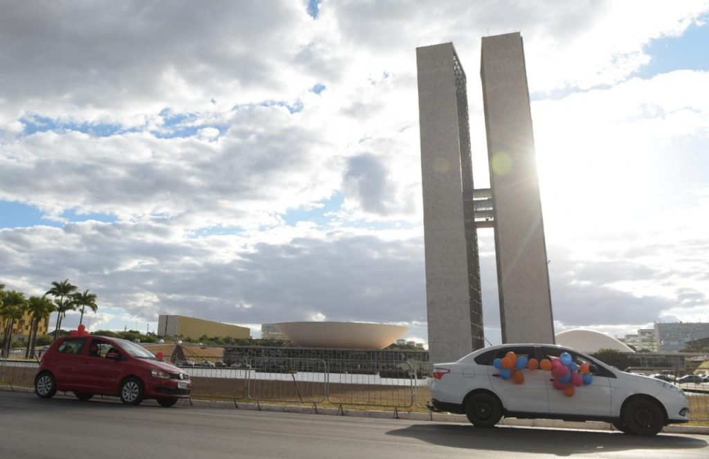 Carreata de professores e alunos de escola infantil a favor de volta as aulas presenciais.