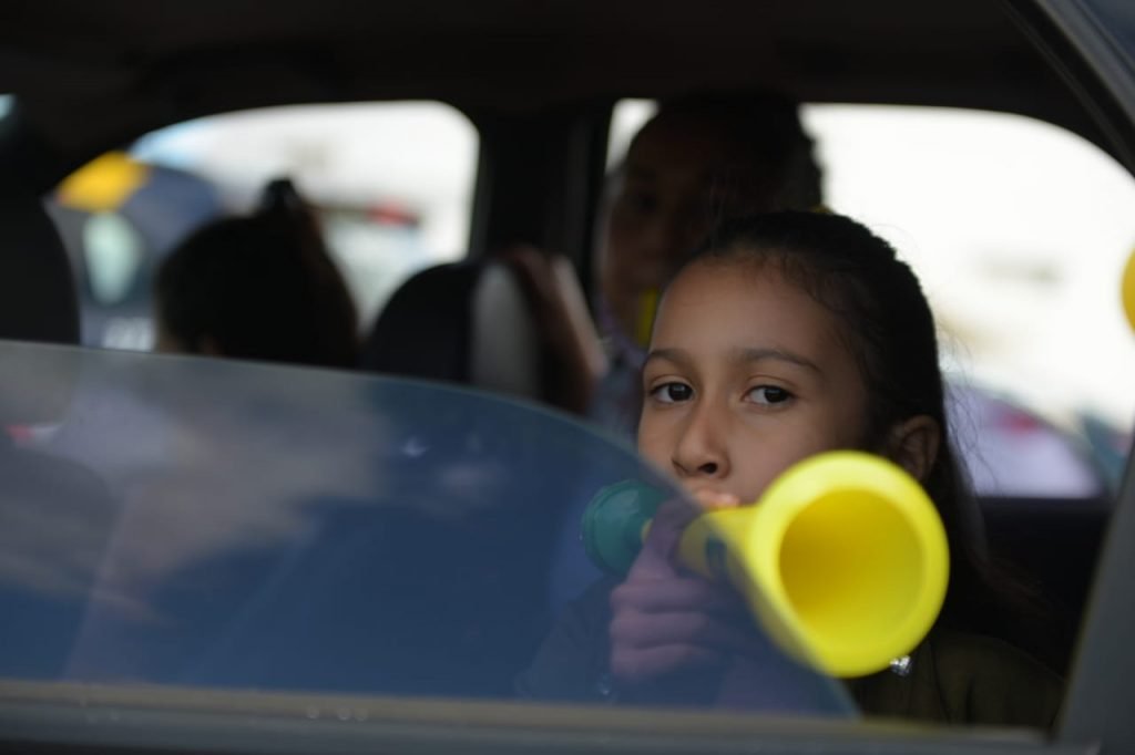 Carreata de professores e alunos de escola infantil a favor de volta as aulas presenciais.