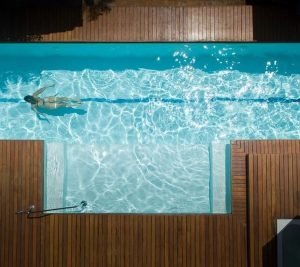 Imagem colorida de uma piscina