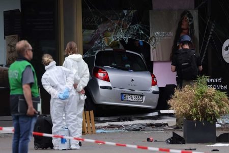Carro atropela pedestres em Berlim e deixa pelo menos um morto