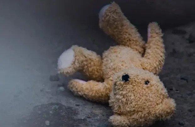 Imagem colorida: ursinho de pelúcia jogado no chão - Metrópoles