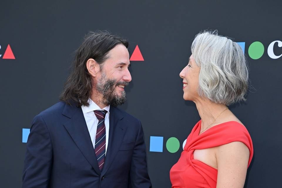 Keanu Reeves presta homenagem discreta e emocionante a colega que