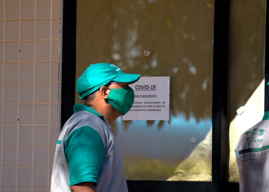 enterro coronavirus 100 mil mortos campo da esperança