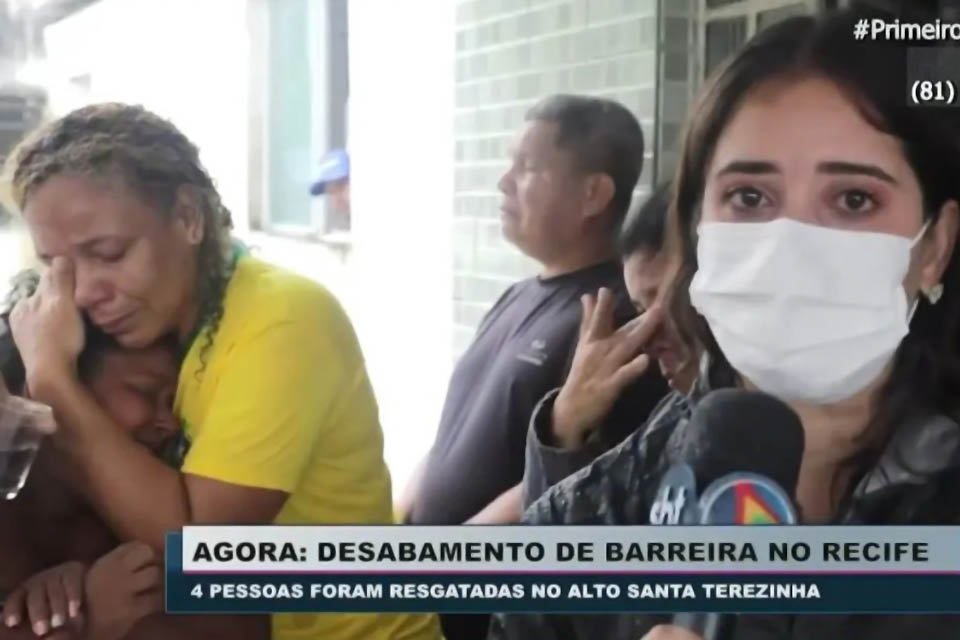 Repórter Cinthia Ferreira, da TV Jornal (afiliada do SBT em Recife), chora durante entrevista