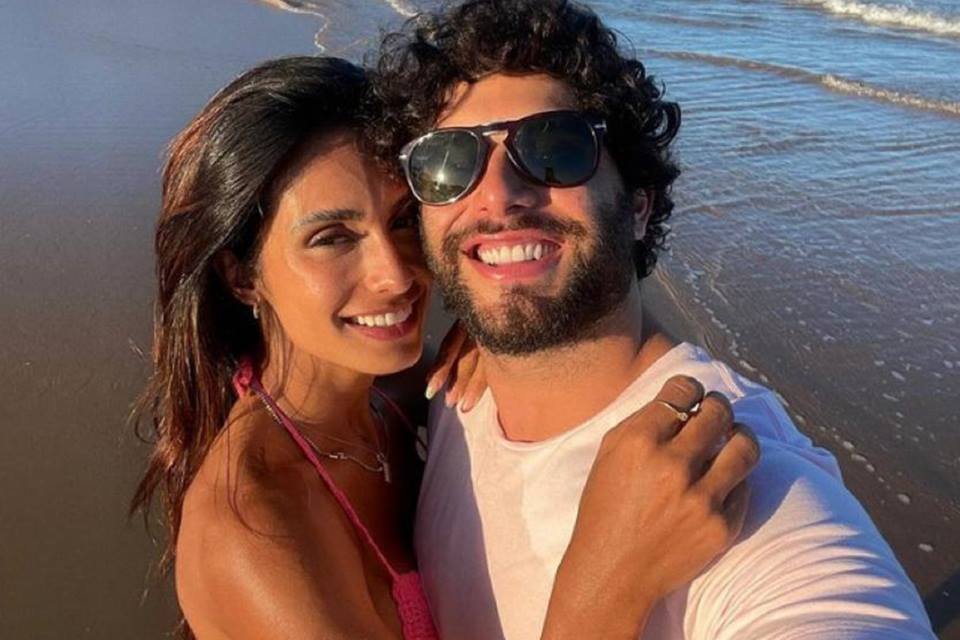 foto colorida de um homem e uma mulher se abraçando