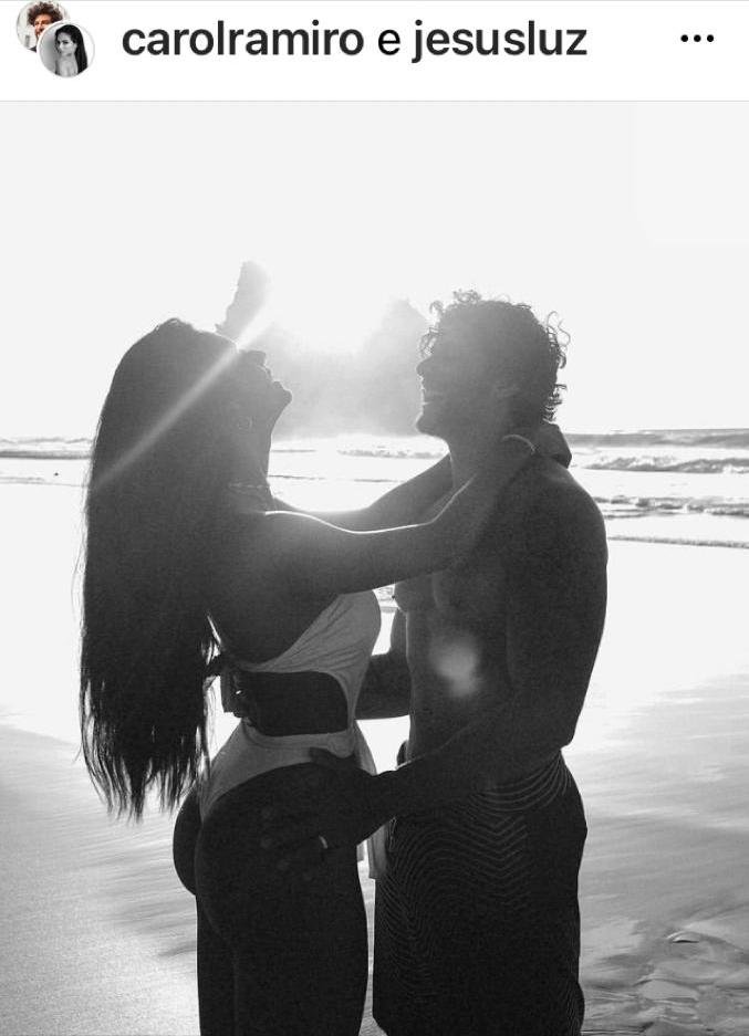 foto em preto e branco de um homem e uma mulher se abraçando na praia