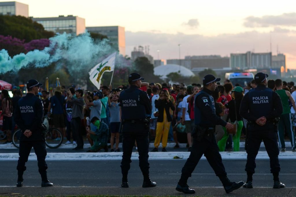 Policiais observam manifestantes protestam pela descriminalização da maconha na Esplanada dos Ministérios em Brasília 1