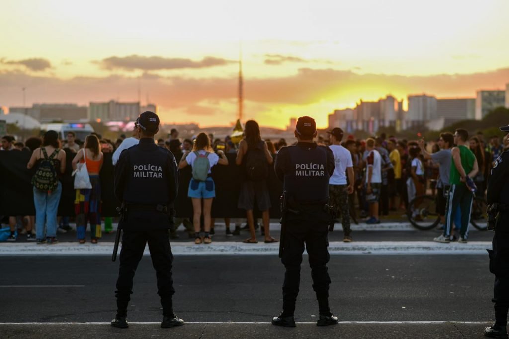 Policiais observam manifestantes protestam pela descriminalização da maconha na Esplanada dos Ministérios em Brasília 1