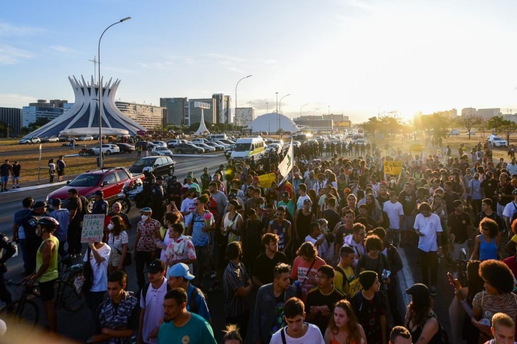 Manifestantes protestam pela descriminalização da maconha na Esplanada dos Ministérios em Brasília 1